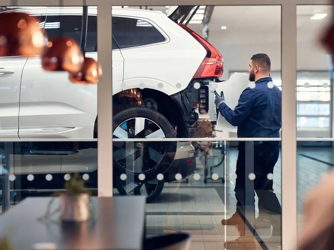 Técnico em atendimento a um Volvo na oficina da Mobile Volvo